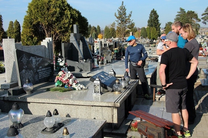 Ratownicy TOPR na grobie pochodzącego ze Skarżyska-Kamiennej pilota Janusza Rybickiego, który zginął w akcji ratowniczej