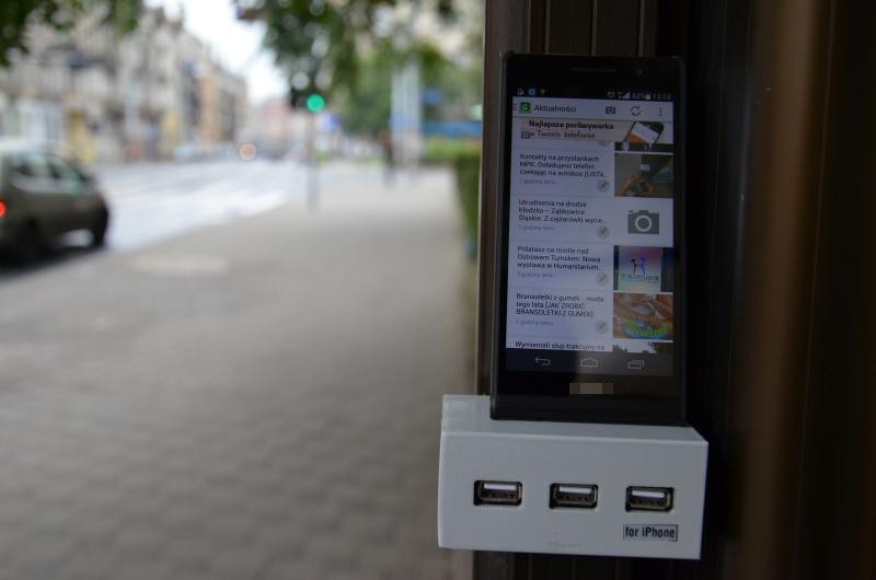 USB na przystankach MPK. Doładujesz telefon, czekając na autobus (LISTA PRZYSTANKÓW, ZDJĘCIA)