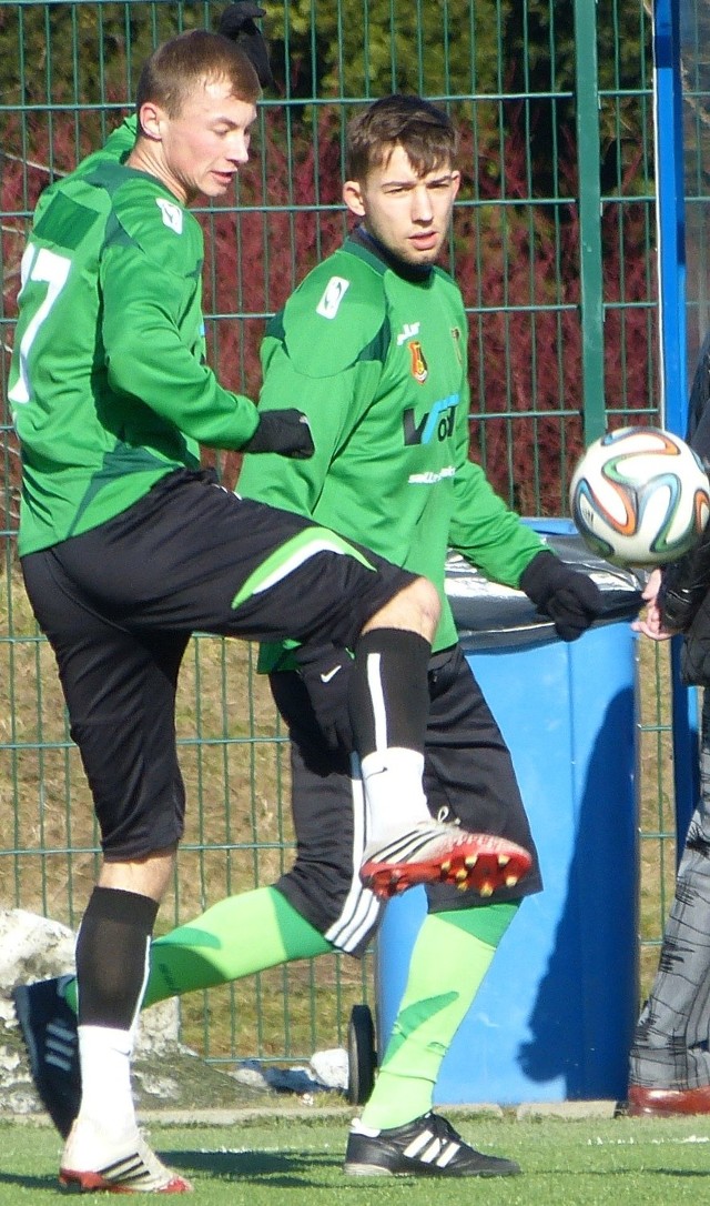 Piłkarze Stali Stalowa Wola (z lewej Mateusz Argasiński, obok Łukasz Sekulski) mają za sobą kolejny mecz kontrolny.