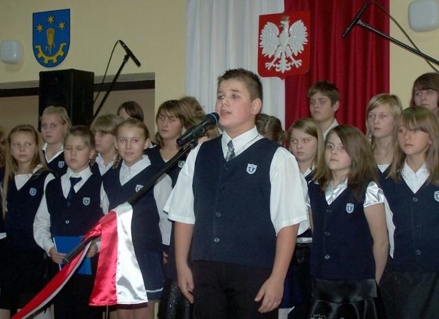 Uczniowie gorzyckiej "jedynki&#8221; zaprezentowali się w koncercie pieśni żołnierskich.