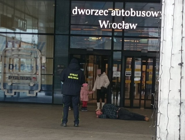 Człowiek leży na chodniku w jednym z najbardziej ruchliwych miejsc Wrocławia