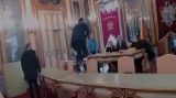 Burzliwa sesja rady miejskiej w Palermo na Sycylii. Jeden z radnych wskoczył na stół - WIDEO