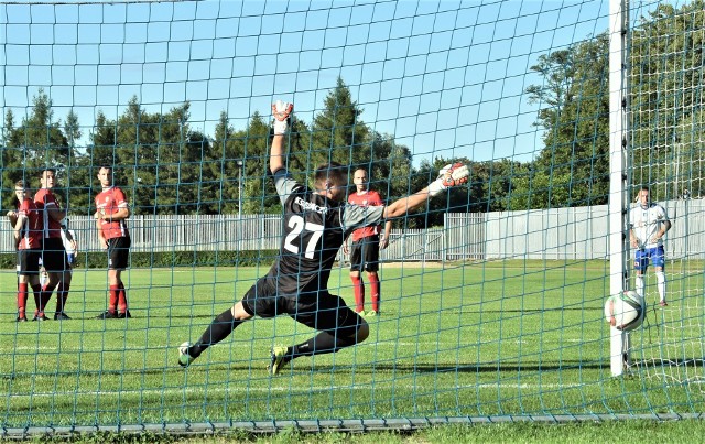 IV liga małopolska, zachód: Unia Oświęcim - Rajsko 4:0. Na zdjęciu: Jakub Księżarczyk, bramkarz Rajska, kapituluje po precyzyjnie wykonanym rzucie wolnym przez Kamila Szewczyka.