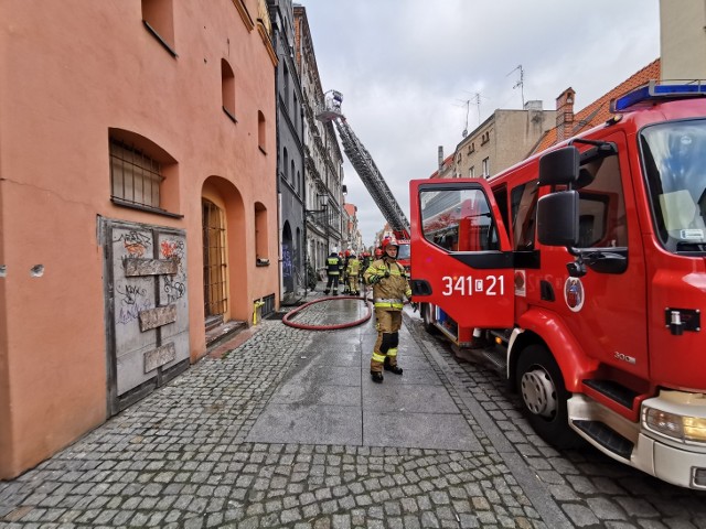 Pożar w mieszkaniu na drugim piętrze budynku przy ul. Browarnej 7 w Toruniu. Jedna osoba zginęła na miejscu, ewakuowano mieszkańców. Polecamy: To one rządzą w Toruniu. Sprawdż czy je znasz!.- Zgłoszeniu otrzymaliśmy o godz. 8.35. Do pożaru doszło w mieszkaniu na drugim piętrze kamienicy. Jednego z mieszkańców trzeciego piętra musieliśmy ewakuować za pomocą podnośnika - opowiada Przemysław Baniecki, rzecznik prasowy toruńskich strażaków. - We wnętrzu mieszkania znaleziono około 70-letnią kobietę. Niestety już nie żyła. Cały czas trwa jeszcze akcja gaśnicza. Zobacz: Danny DeVito i inne gwiazdy na gali otwarcia EnergaCamerimage w Toruniu. Kto był?Na miejscu pracuje osiem zastępów straży pożarnej. Szczegóły wybuchu pożaru na toruńskiej starówce nie są jeszcze znane.