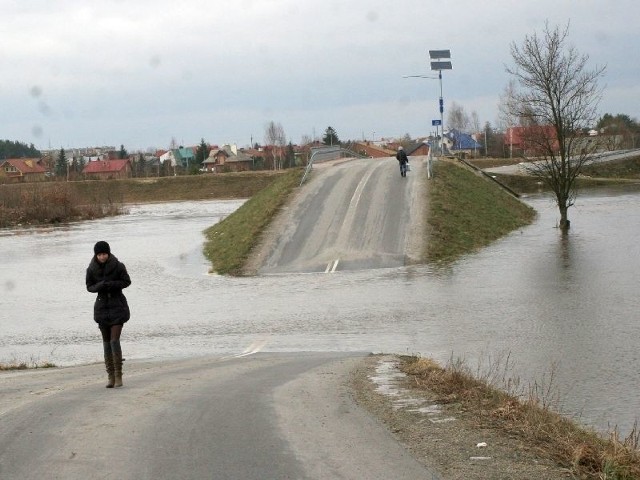 W niedzielę w Orliskach sporo osób chciało dostać się najkrótszą trasą do Gorzyc. Niestety, to było niemożliwe.