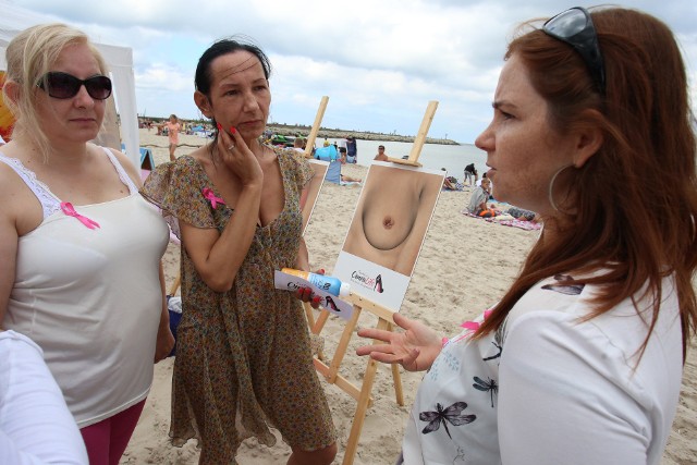 W sobotę między godziną 10.30 a 18 na plaży wschodniej w Ustce trwała druga edycja Różowej Plaży, czyli promocja zdrowego stylu życia poprzez aktywność fizyczną, dbałość o dietę, regularne wykonywanie badań piersi oraz ochronę skóry przed promieniami UV. Klub fitness Aktywna Fabryka pod okiem trenera personalnego oraz rehabilitanta poprowadził zajęcia, były konsultacje z dietetykiem i psychologiem oraz owoce i woda mineralna dla każdego uczestnika. Panie mogły dowiedzieć się o samobadaniu piersi, rozpoznawaniu zmian na skórze, kosmetolog prowadził konsultacje.