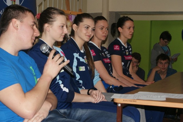 Zespół Szkół nr 3 czeka na nowe zaplecze sportowe, a tymczasem uczniów odwiedziły siatkarki Tauronu MKS Dąbrowa Górnicza