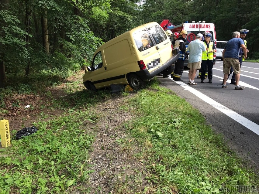 70-letni kierowca samochodu suzuki sx, wyjeżdżając z drogi...