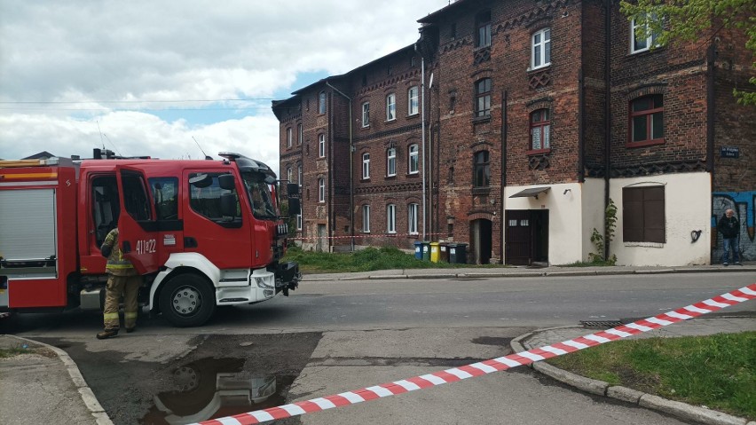 Bytom: Pożar budynku mieszkalnego w Miechowicach. Jedna osoba wyskoczyła z okna. Służby rozebrały dach