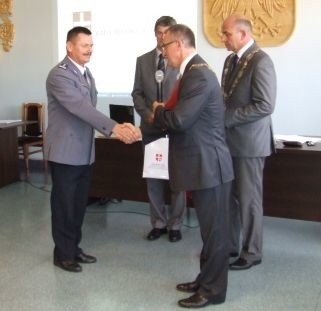 Podziękowania od burmistrza Jerzego Paska osobiście odebrał Komendant Powiatowy Policji w Lipsku Janusz Koziarski.