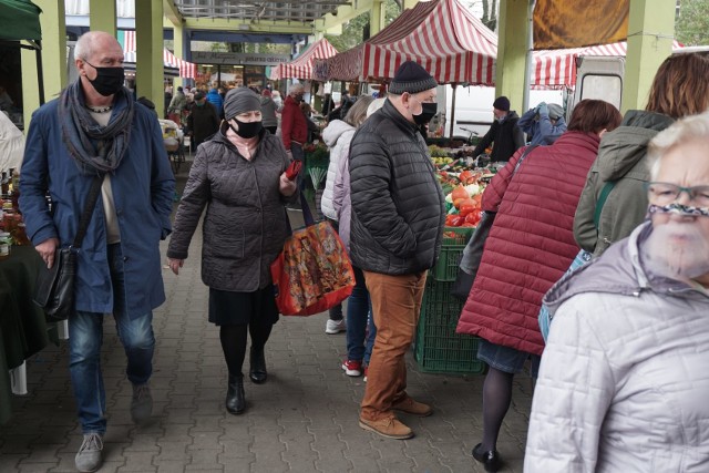 Od soboty 17 października Łódź w związku ze zwiększoną liczbą zakażeń mieszkańców koronawirusem znajdzie się w czerwonej strefie, co oznacza bardziej restrykcyjne zasady, także na targowiskach.  CZYTAJ DALEJ NA NASTĘPNYM SLAJDZIE