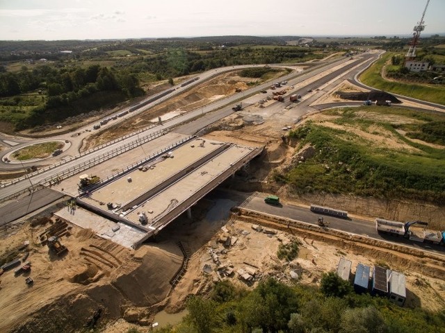 Budowa drogi ekspresowej S5 na odcinku pomiędzy Wrocławiem i Trzebnicą. Na zdjęciach m.in. rozbudowywany węzeł Wrocław Północ, nowy most nad Widawą na rogatkach Wrocławia oraz węzeł Kryniczno i obwodnica Trzebnicy.