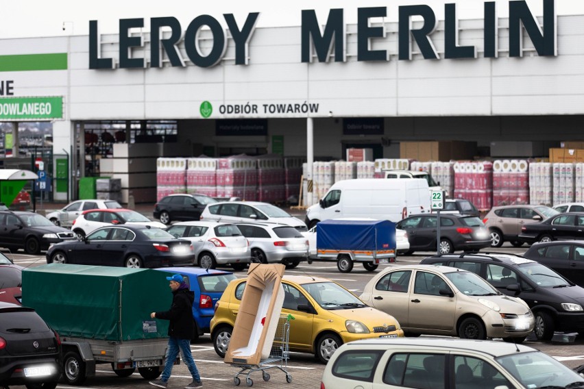 Firma Leroy Merlin nie wycofała się z Rosji atakującej Ukrainę, ale w Krasnem bojkotu nie widać [ZDJĘCIA]