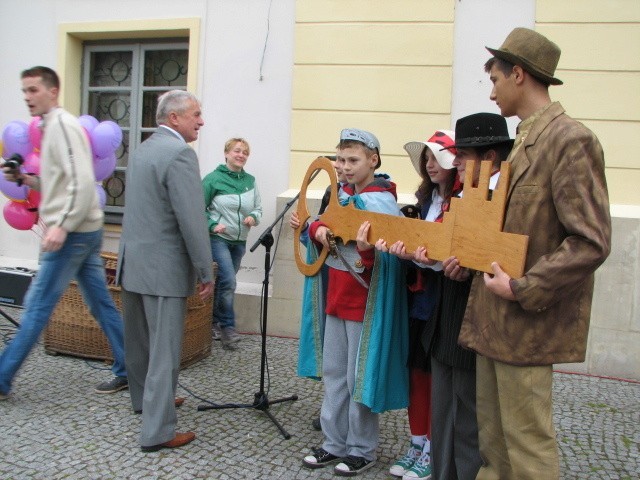 Burmistrz Eugeniusz Berezowiec wręczył przed ratuszem...