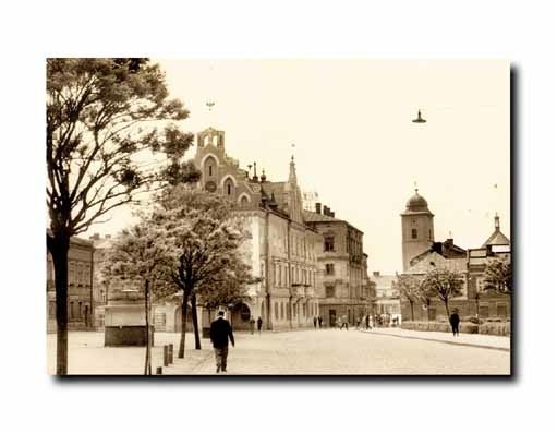 Rynek w 1954 roku na pierwszym planie przysłowiowa „budka z...