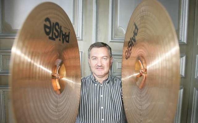 Szef toruńskich symfoników Paweł Dudzik gra na instrumentach perkusyjnych. Dyrektorem toruńskiej orkiestry jest od 2007 roku