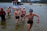 W Katowicach 220 zawodników pływało na mrozie ZDJĘCIA MP i PŚ w pływaniu zimowym na Trzech Stawach