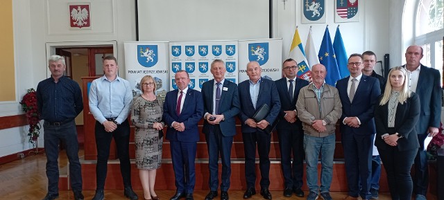 10 maja, w Starostwie Powiatowym w Jędrzejowie podpisano umowy z wykonawcami na remonty dróg we wszystkich gminach powiatu. Prace mają potrwać do 2024 roku.