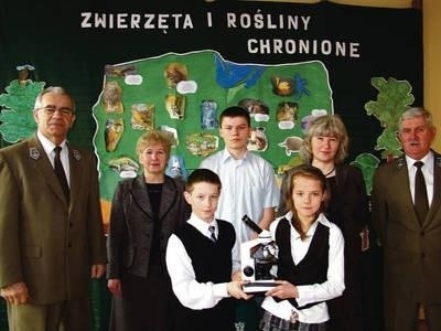 Z lewej Stanisław Sennik i Krystyna Jedynak, z prawej Jan Dyktyński i Małgorzata Borycka. W środku delegacja młodzieży. Fot. Zbigniew Wojtiuk
