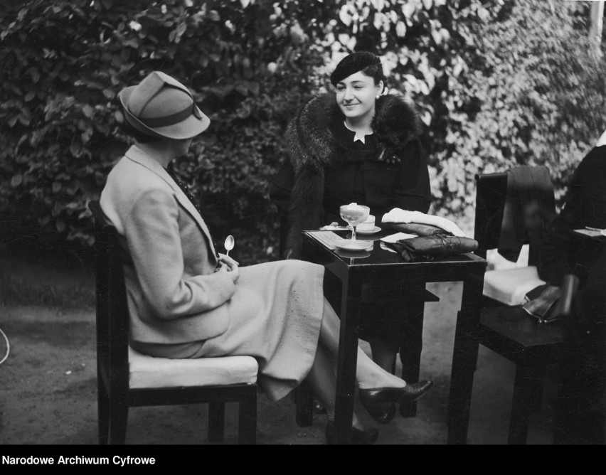 Pokaz kapeluszy w kawiarni Sztuka i Moda w Warszawie, 1936 -...