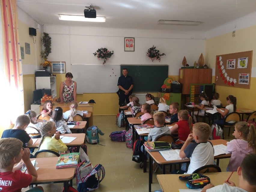 Dzielnicowy spotkał się z uczniami szkoły w Zwoleniu. Mówił o bezpieczeństwie na drodze