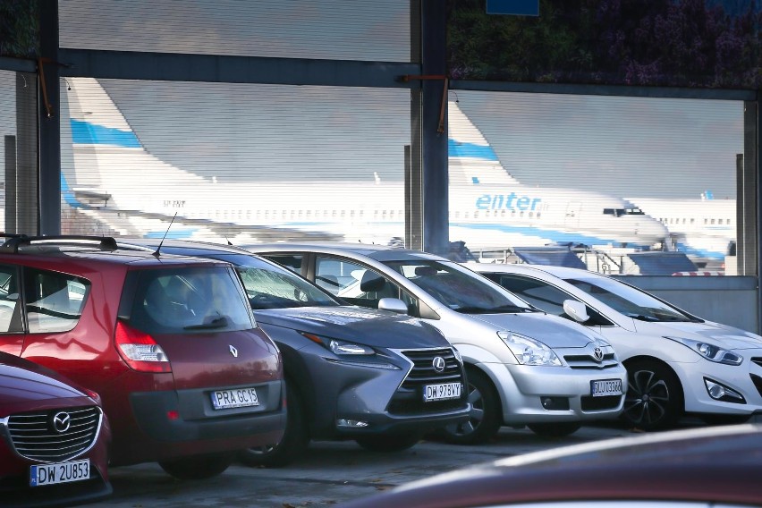 Czesi przyjechali po samochody na polskie lotniska. "Odbili" auta z parkingów