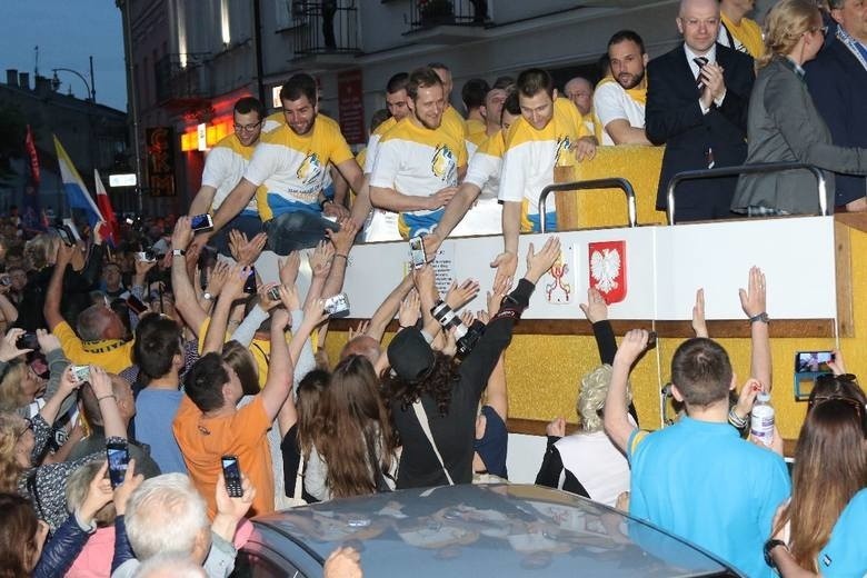 Tysiące ludzi na Rynku. 4 lata temu Kielce świętowały potrójną koronę piłkarzy ręcznych VIVE [ZDJĘCIA, FILM]