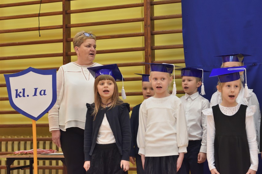 Pasowanie na ucznia w SP w Choroszczy. Ponad stu pierwszoklasistów stało się pełnoprawnymi uczniami