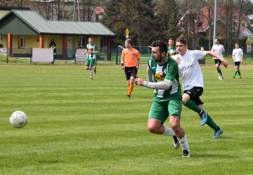 Hummel 4. Liga. Piłkarze GKS Rudki wygrali na wyjeździe z Pogonią Staszów 2:0. Zwycięstwo zadedykowali Krzysztofowi Słabemu 