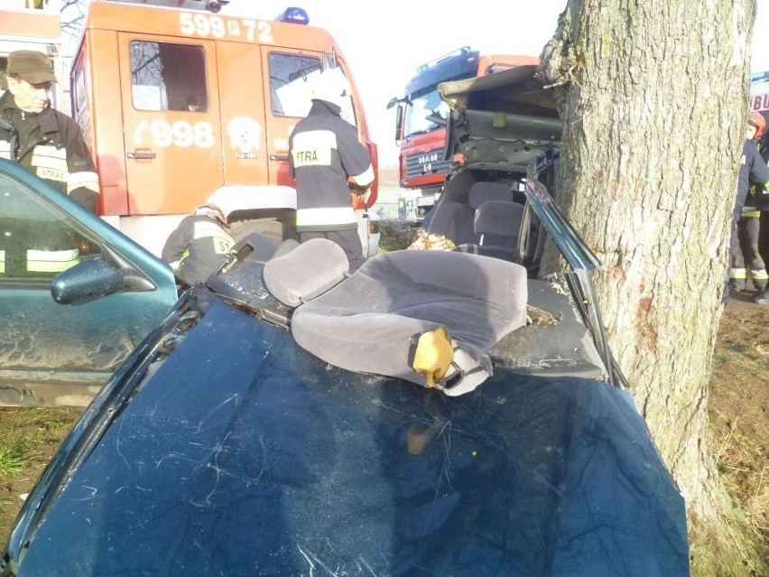 Kierowca ciężko ranny w wypadku pod Wronkami