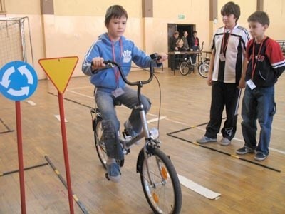 Uczniowie z &#8222;siódemki&#8221; mają na szkolnym podwórku miasteczko ruchu drogowego. Ćwiczyli na nim, ale w czasie zawodów trema ich nie odpuszczała. Na rowerze Patrycja Czapracka, obok Bartek Michalczyk i Marek Adamczyk.