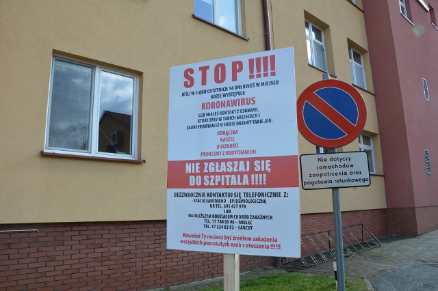 Tablica informacyjna przed szpitalne w Nisku, który wymaga pomocy w zaopatrzenie w środki zabezpieczające personel