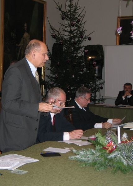 Zdaniem Wacława Wróbla, (pierwszy z lewej) byłego starosty powiatu, a obecnie radnego, przyjmowanie przez powiat deklaracji przygotowanej przez radnych Gorzyc, było bezzasadne i bezsensowne