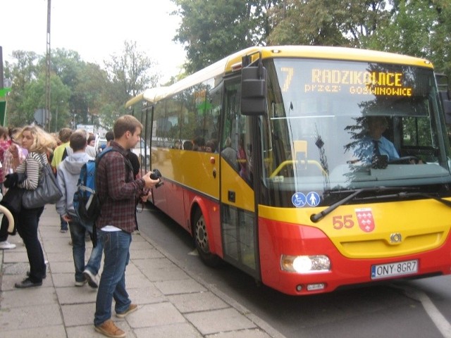 Nyscy gimnazjaliści zorganizowali happening w centrum miasta, a gmina - bezpłatne przejazdy autobusami.