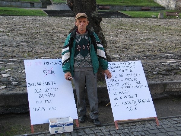 Janusz Galiczyński protestował dzisiaj przed Urzędem Miejskim w Przemyślu.