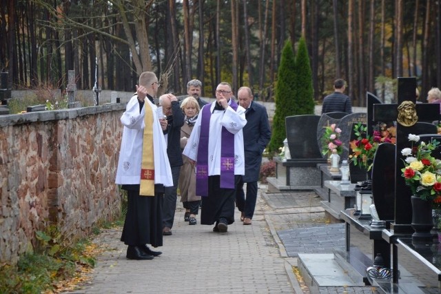 Po Mszy Świętej, odprawionej na terenie cmentarza w Suchedniowie, księża święcili nowe nagrobki.