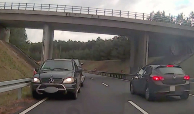Pod prąd na S3 jechał mercedesem z lawetą kierowca z Białegostoku (wideo)
