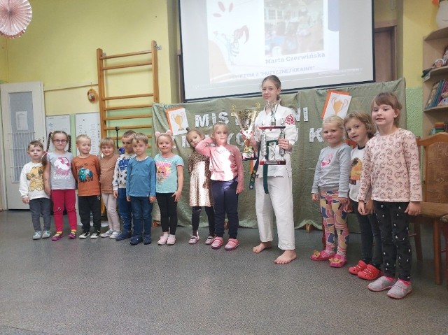 Z dzieciakami uczęszczającymi do Przedszkola Muzyczna Kraina w Inowrocławiu spotkała się Marta Czerwińska, mistrzyni Europy i mistrzyni Polski w karate