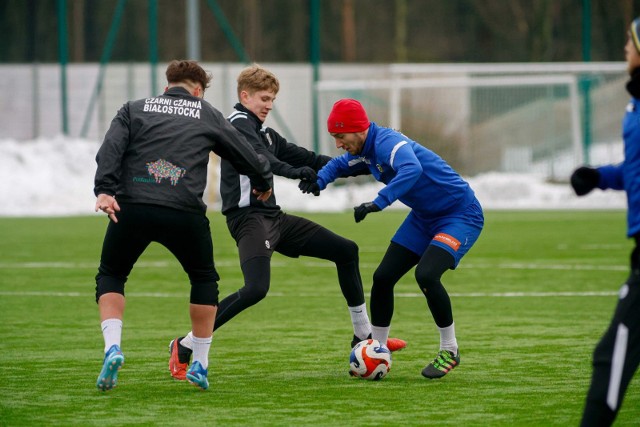 Na bocznej murawie Stadionu Miejskiego w Białymstoku zagrały jedenastki Tura Bielsk Podlaski i Czarnej Czarna Białostocka. Wygrał Tur 3:1.