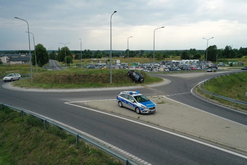 Niemal wbił się autem w wysepkę na rondzie w Rakowie....