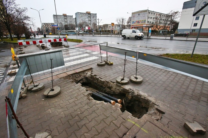 Trwa budowa przejścia dla pieszych na ul. Legnickiej we...