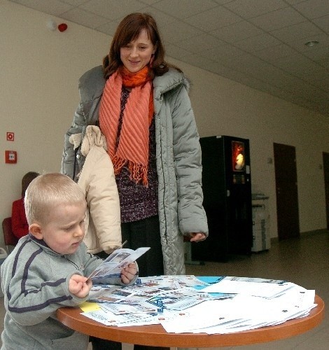 Maria Żychowska i jej syn Krystian zwiedzają PSW.