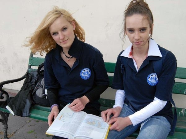 Magda i Jola, uczennice liceum w Tyczynie: - Skoro MPK proponuje nam tańsze przejazdy do Rzeszowa, nad czym się tu zastanawiać.