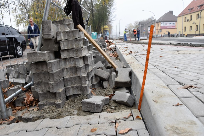 Różnica poziomów pomiędzy nowym chodnikiem a parkingiem przy...