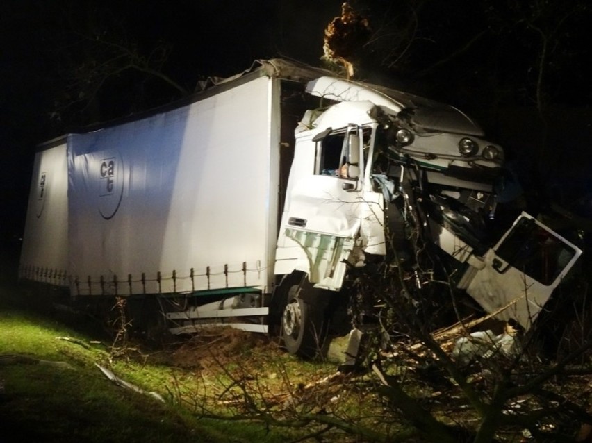 Wypadek w Wolicy Pustej: Ciężarówka uderzyła w drzewo