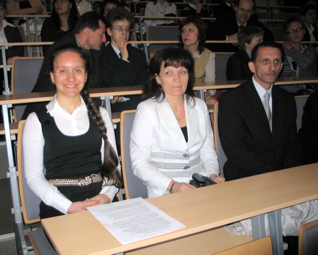 Ania Jarzębska z rodzicami podczas uroczystości w Tarnobrzegu. Ania uczy się w II klasie Gimnazjum w Baranowie Sandomierskim i planuje studia na wydziale stomatologii w Krakowie.