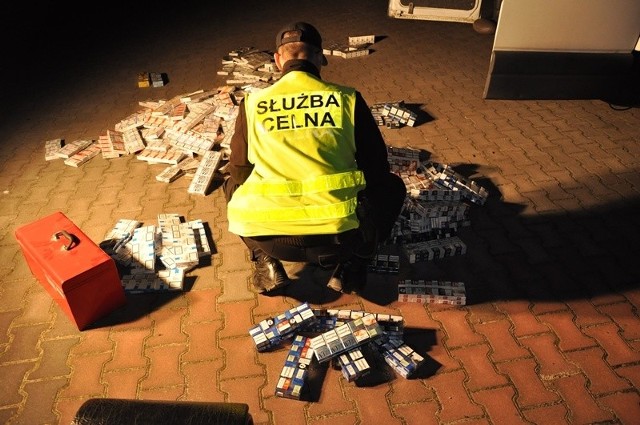 Funkcjonariusze Izby Celnej w Kielcach znaleźli w samochodzie ponad cztery tysiące paczek papierosów.