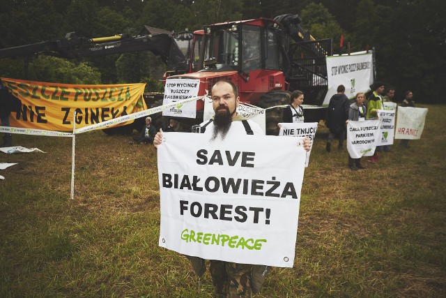 Protestujący zarzucają Lasom Państwowym łamanie prawa.
