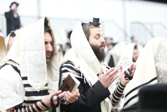 Chasydzi zjechali do Lelowa. Żydzi z całego świata modlą się, tańczą i śpiewają