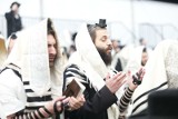 Chasydzi zjechali do Lelowa. Żydzi z całego świata modlą się, tańczą i śpiewają przy grobie cadyka. Zobaczcie ZDJĘCIA